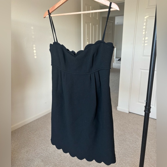 Andrew Gn Dresses & Skirts - Andrew Gn Scalloped Black Cocktail Dress Size 8